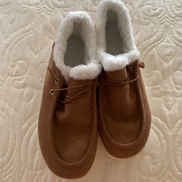 New Faux Hey Dude Shoes Slippers - Picture 3 of 3